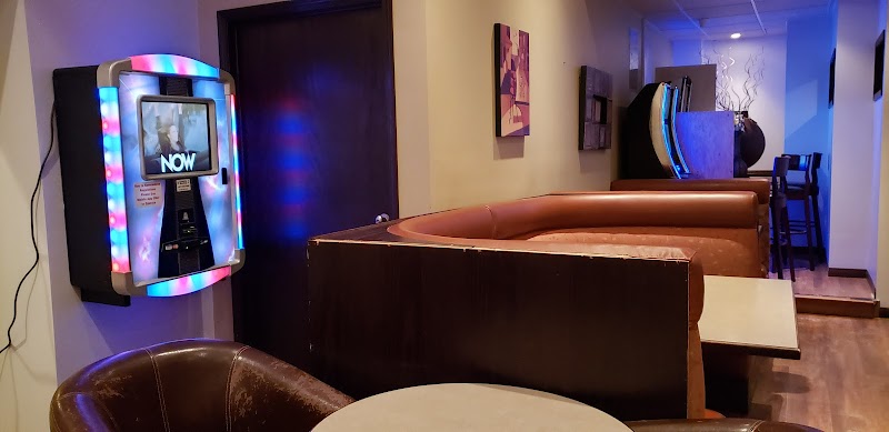 Modern Family Restaurant - Louie D's Lounge photo 4