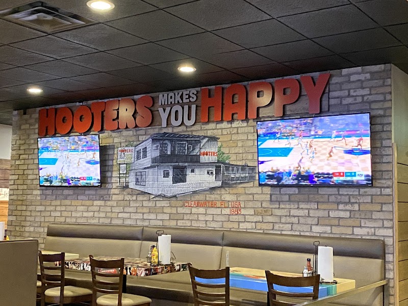 Hooters Saskatoon photo 4
