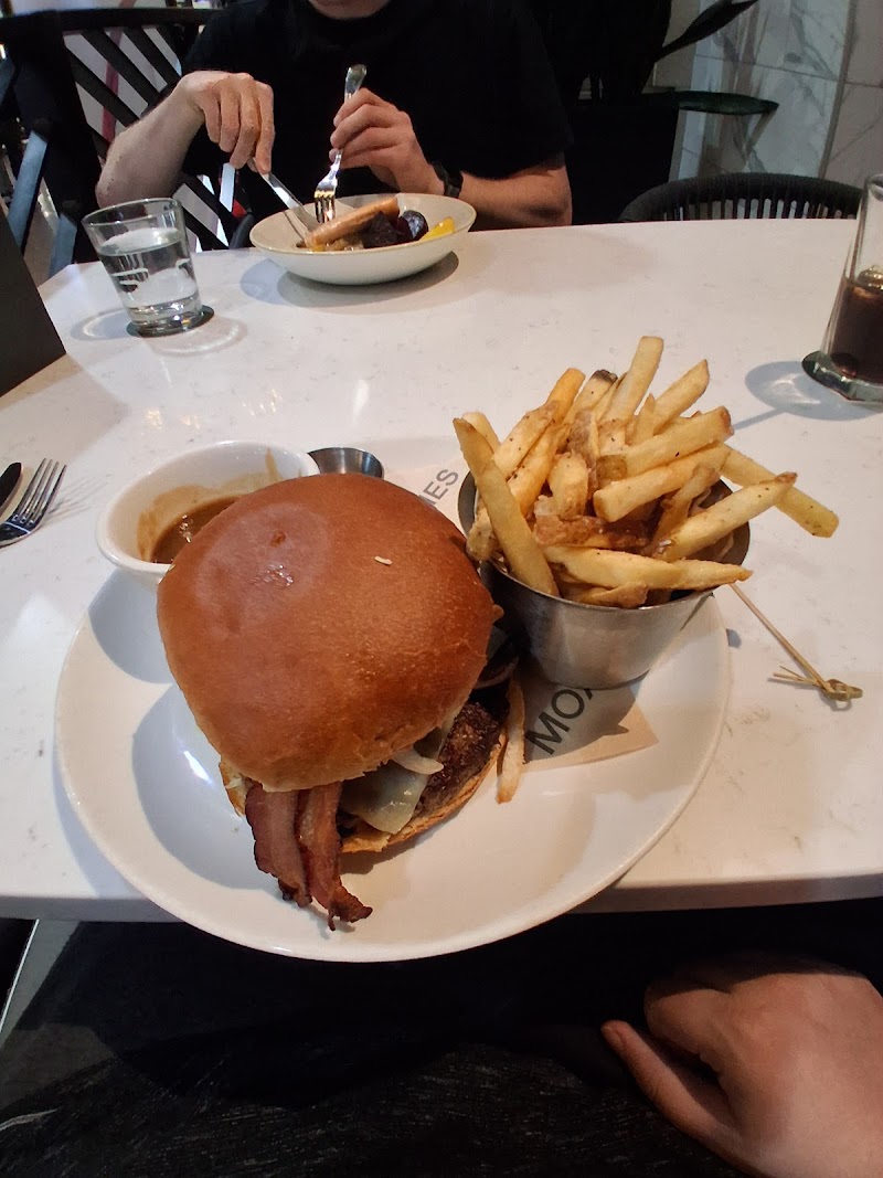 Moxies 170th St photo 5