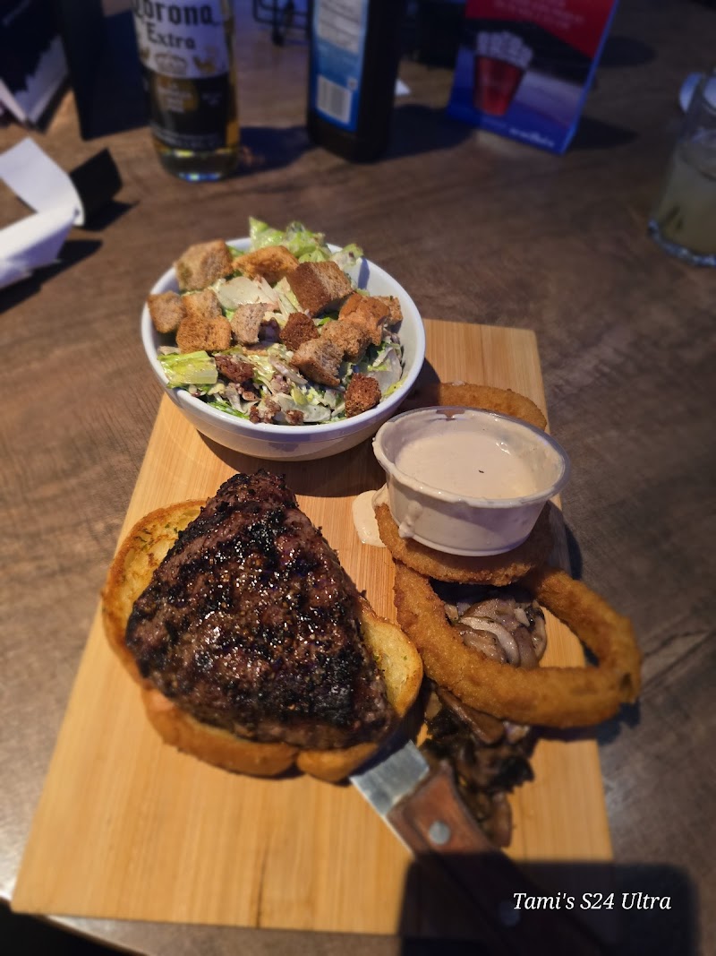 Hat Tricks Sports Bar and Grill photo 4